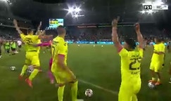 Jonathan Rodriguez hits the crossbar to win the Skills Challenge for Liga MX